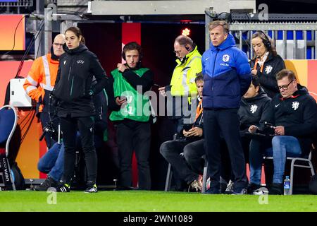 Heerenveen, Niederlande. Februar 2024. HEERENVEEN, NIEDERLANDE - 28. FEBRUAR: 4. Offizielle Maria Sole Ferrieri Caputi, Head Coach Andries Jonker aus den Niederlanden sieht beim Spiel der UEFA Women's Nations League - dritter Platz zwischen den Niederlanden und Deutschland im Abe Lenstra Stadion am 28. Februar 2024 in Heerenveen, Niederlande, zu. (Foto: Pieter van der Woude/Orange Pictures) Credit: Orange Pics BV/Alamy Live News Stockfoto