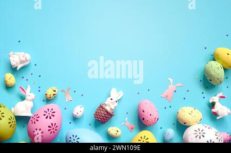 Sammlung stilvoller Farben Eier mit Blumen für Osterfeier auf blauem Hintergrund. Urlaubskonzept. Stockfoto