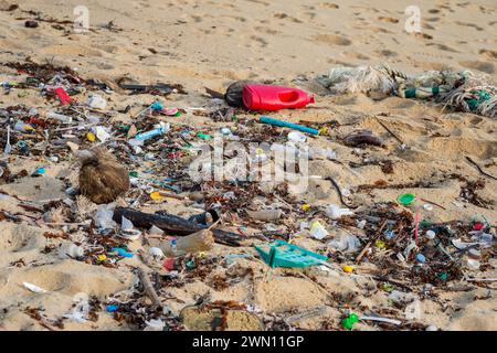 Koh Samui, Thailand - 19. Januar 2024: Ein einsamer Strand, voller Plastikflaschen, Verpackungen und anderem Müll. Stockfoto