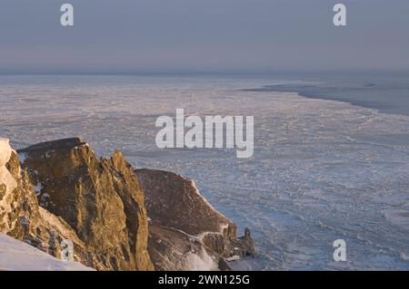 Winter seltsame große offene Blei im märz mit Blick auf den arktischen Ozean von Cape Thompson 26 Meilen südlich von Point Hope Chukchi Sea Arctic Alaska Stockfoto