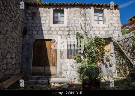Vorderfassade des mittelalterlichen Hauses in Ston Stadt, Peljesac Halbinsel, Kroatien. Stockfoto