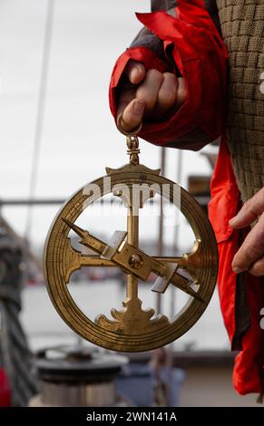 Bronze-Nachbildung eines portugiesischen Astrolabs aus dem 15. Jahrhundert. Instrument für die Seeschifffahrt. Astronomisches Instrument Stockfoto