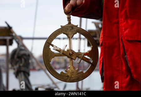 Bronze-Nachbildung eines portugiesischen Astrolabs aus dem 15. Jahrhundert. Instrument für die Seeschifffahrt. Astronomisches Instrument Stockfoto