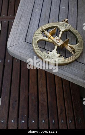 Bronze-Nachbildung eines portugiesischen Astrolabs aus dem 15. Jahrhundert. Instrument für die Seeschifffahrt. Astronomisches Instrument Stockfoto