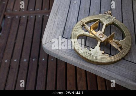 Bronze-Nachbildung eines portugiesischen Astrolabs aus dem 15. Jahrhundert. Instrument für die Seeschifffahrt. Astronomisches Instrument Stockfoto