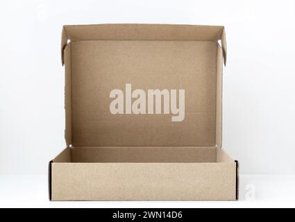 Leeres Feld. Leeren Karton isoliert auf weißem Hintergrund öffnen. Fokussieren Sie von der Vorderseite der Box aus. Stockfoto