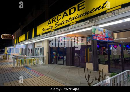 Beleuchtete Arkadenhalle bei Nacht auf der Promenade in Myrtle Beach, South Carolina – 21. Februar 2024 Stockfoto