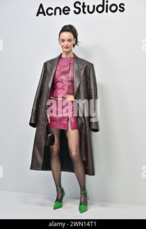 Paris, Frankreich. Februar 2024. Charlotte Le Bon besuchte die Acne Studios Show während der PFW am 28. Februar 2024 in Paris. Foto: Julien Reynaud/APS-Medias/ABACAPRESS.COM Credit: Abaca Press/Alamy Live News Stockfoto