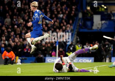 Leeds United Torhüter Illan Meslier rettet den Ball vor Chelsea's Mykhaylo Mudryk während der fünften Runde des Emirates FA Cup in Stamford Bridge, London. Bilddatum: Mittwoch, 28. Februar 2024. Stockfoto