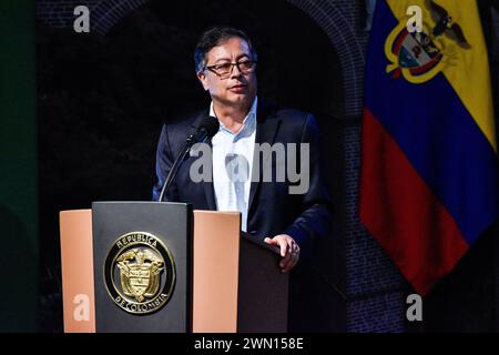 Bogota, Kolumbien. Februar 2024. Der kolumbianische Präsident Gustavo Petro spricht während der Einweihungszeremonie der Internationalen Tourismusshow „ANATO“ in Korferias, Bogota, Kolumbien, am 28. Februar 2024. Foto: Cristian Bayona/Long Visual Press Credit: Long Visual Press/Alamy Live News Stockfoto