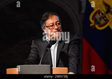 Bogota, Kolumbien. Februar 2024. Der kolumbianische Präsident Gustavo Petro spricht während der Einweihungszeremonie der Internationalen Tourismusshow „ANATO“ in Korferias, Bogota, Kolumbien, am 28. Februar 2024. Foto: Cristian Bayona/Long Visual Press Credit: Long Visual Press/Alamy Live News Stockfoto