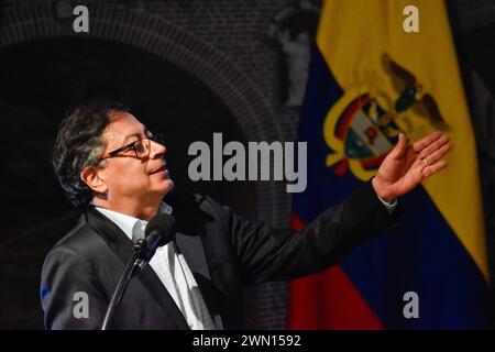 Bogota, Kolumbien. Februar 2024. Der kolumbianische Präsident Gustavo Petro spricht während der Einweihungszeremonie der Internationalen Tourismusshow „ANATO“ in Korferias, Bogota, Kolumbien, am 28. Februar 2024. Foto: Cristian Bayona/Long Visual Press Credit: Long Visual Press/Alamy Live News Stockfoto