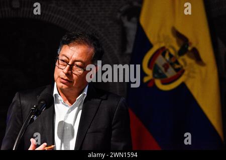 Bogota, Kolumbien. Februar 2024. Der kolumbianische Präsident Gustavo Petro spricht während der Einweihungszeremonie der Internationalen Tourismusshow „ANATO“ in Korferias, Bogota, Kolumbien, am 28. Februar 2024. Foto: Cristian Bayona/Long Visual Press Credit: Long Visual Press/Alamy Live News Stockfoto