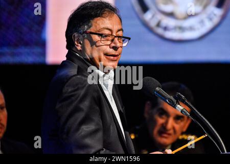 Bogota, Kolumbien. Februar 2024. Der kolumbianische Präsident Gustavo Petro spricht während der Einweihungszeremonie der Internationalen Tourismusshow „ANATO“ in Korferias, Bogota, Kolumbien, am 28. Februar 2024. Foto: Cristian Bayona/Long Visual Press Credit: Long Visual Press/Alamy Live News Stockfoto