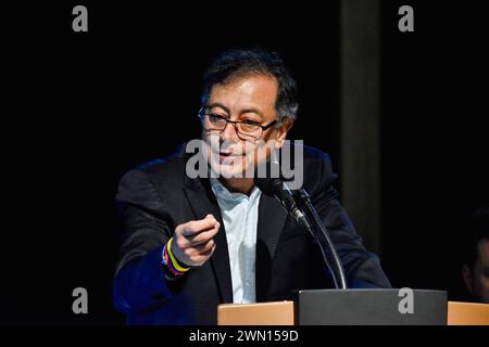 Bogota, Kolumbien. Februar 2024. Der kolumbianische Präsident Gustavo Petro spricht während der Einweihungszeremonie der Internationalen Tourismusshow „ANATO“ in Korferias, Bogota, Kolumbien, am 28. Februar 2024. Foto: Cristian Bayona/Long Visual Press Credit: Long Visual Press/Alamy Live News Stockfoto