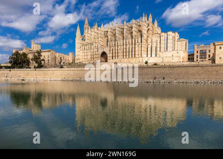 Königspalast von La Almudaina und Kathedrale Santa Maria von Palma (Kathedrale von St. Maria von Palma) oder La Seu, Mallorca, Balearen, Spanien Stockfoto