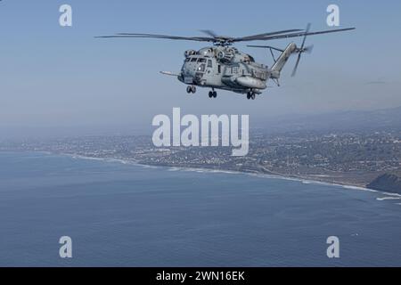 Am 13. Februar 2024 fliegt ein Superhengst des U.S. Marine Corps CH-53E zur Naval Air Station North Island, Coronado. Foto von Nayomi Koepke Stockfoto