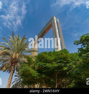 Ein Bild des Dubai Frame über den Bäumen des Zabeel Park. Stockfoto