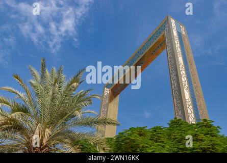 Ein Bild des Dubai Frame über den Bäumen des Zabeel Park. Stockfoto