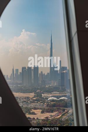 Ein Bild von Downtown Dubai vom Dubai Frame aus gesehen, mit dem Burj Khalifa über den umliegenden Gebäuden. Stockfoto