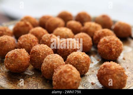 Nahaufnahme von frittierten Fleischkroketten in Form von runden Kugeln mit goldenen Brotkrumen Stockfoto