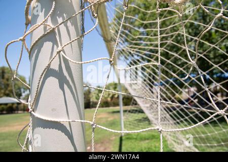 Nahaufnahme eines Fußballtors mit Netznetz auf einem Fußballfeld Stockfoto