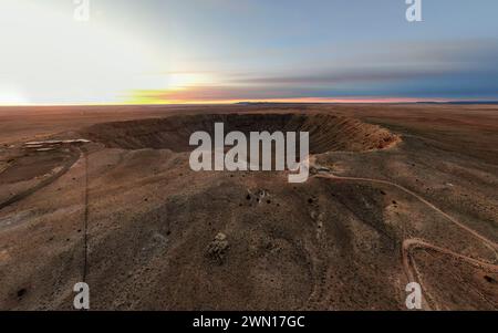 Sonnenaufgang am Meteor Crater Arizona mit der Drohne Stockfoto