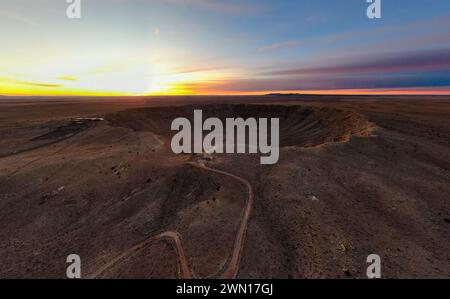 Sonnenaufgang am Meteor Crater Arizona mit der Drohne Stockfoto