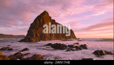 Blick auf den Löwenfelsen bei Sonnenuntergang in der South cape Bay in der Wildnis des südwestlichen Nationalparks in tasmanien, australien Stockfoto