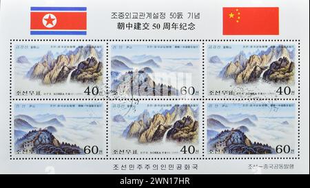 Souvenirbogen mit abgebrochenen Briefmarken, gedruckt von Nordkorea, die Mountain Kumgang zeigen Stockfoto