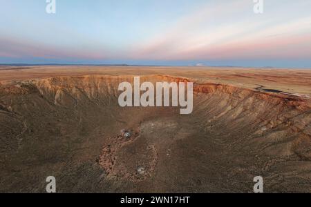 Sonnenaufgang am Meteor Crater Arizona mit der Drohne Stockfoto