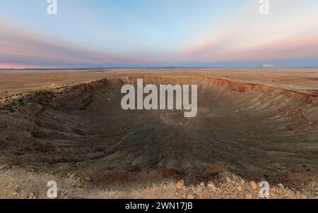 Sonnenaufgang am Meteor Crater Arizona mit der Drohne Stockfoto