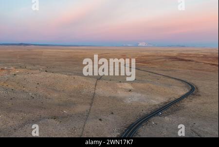 Sonnenaufgang am Meteor Crater Arizona mit der Drohne Stockfoto