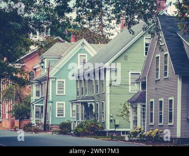 Bild im Retro-Stil von hübschen pastellfarbenen Häusern in Einer ländlichen Stadt in Vermont im Herbst Stockfoto