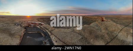 Sonnenaufgang am Meteor Crater Arizona mit der Drohne Stockfoto