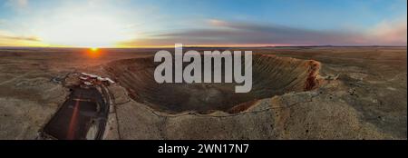 Sonnenaufgang am Meteor Crater Arizona mit der Drohne Stockfoto