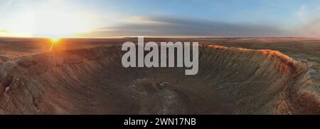 Sonnenaufgang am Meteor Crater Arizona mit der Drohne Stockfoto