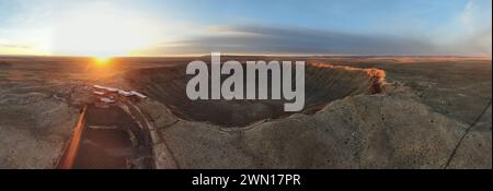 Sonnenaufgang am Meteor Crater Arizona mit der Drohne Stockfoto