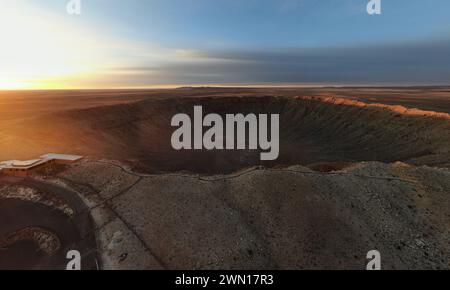 Sonnenaufgang am Meteor Crater Arizona mit der Drohne Stockfoto