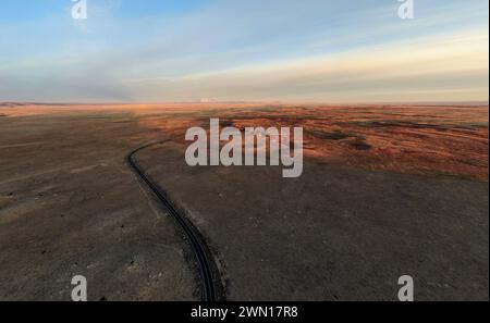 Sonnenaufgang am Meteor Crater Arizona mit der Drohne Stockfoto