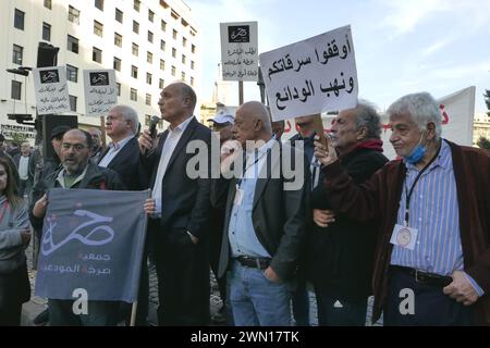 Wütende Bankeinleger protestieren am 28. Februar 2024 vor dem Parlament in Beirut, Libanon. Während der Parlamentssitzung, die am Mittwoch während der andauernden israelischen Aggression gegen den Südlibanon stattfand, sagte der amtierende Premierminister Najib Mikati: "Bei allen diplomatischen Treffen, die wir abhalten, betonen wir erneut die Notwendigkeit, zu handeln, um die israelische Aggression gegen den Libanon zu stoppen. Wir interagieren realistisch mit externen Initiativen, die wir für aufrichtig und aufmerksam halten. (.) Wie in jeder Sitzung bekräftigen wir die nationale und verfassungsmäßige Notwendigkeit der Wahl eines Präsidenten. Es ist der Stockfoto