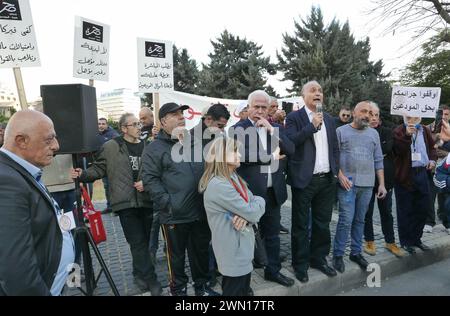 Wütende Bankeinleger protestieren am 28. Februar 2024 vor dem Parlament in Beirut, Libanon. Während der Parlamentssitzung, die am Mittwoch während der andauernden israelischen Aggression gegen den Südlibanon stattfand, sagte der amtierende Premierminister Najib Mikati: "Bei allen diplomatischen Treffen, die wir abhalten, betonen wir erneut die Notwendigkeit, zu handeln, um die israelische Aggression gegen den Libanon zu stoppen. Wir interagieren realistisch mit externen Initiativen, die wir für aufrichtig und aufmerksam halten. (.) Wie in jeder Sitzung bekräftigen wir die nationale und verfassungsmäßige Notwendigkeit der Wahl eines Präsidenten. Es ist der Stockfoto