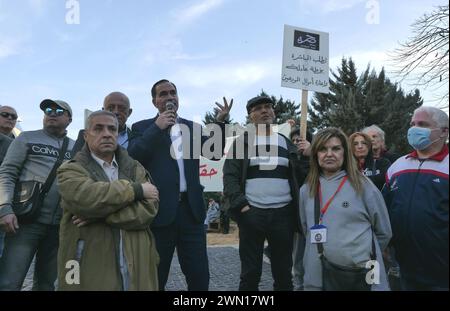 Wütende Bankeinleger protestieren am 28. Februar 2024 vor dem Parlament in Beirut, Libanon. Während der Parlamentssitzung, die am Mittwoch während der andauernden israelischen Aggression gegen den Südlibanon stattfand, sagte der amtierende Premierminister Najib Mikati: "Bei allen diplomatischen Treffen, die wir abhalten, betonen wir erneut die Notwendigkeit, zu handeln, um die israelische Aggression gegen den Libanon zu stoppen. Wir interagieren realistisch mit externen Initiativen, die wir für aufrichtig und aufmerksam halten. (.) Wie in jeder Sitzung bekräftigen wir die nationale und verfassungsmäßige Notwendigkeit der Wahl eines Präsidenten. Es ist der Stockfoto