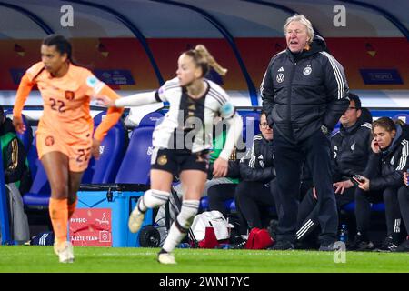 Heerenveen, Niederlande. Februar 2024. HEERENVEEN, NIEDERLANDE - 28. FEBRUAR: Deutscher Cheftrainer Horst Hrubesch schreien während der UEFA Women's Nations League - drittes Spiel zwischen den Niederlanden und Deutschland im Abe Lenstra Stadion am 28. Februar 2024 in Heerenveen, Niederlande. (Foto: Pieter van der Woude/Orange Pictures) Credit: Orange Pics BV/Alamy Live News Stockfoto