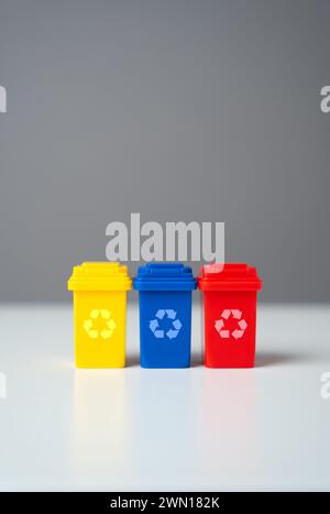 Mehrfarbige Abfallbehälter. Kreislaufwirtschaft. Verkauf von recyceltem Material oder Erhalt von Zuschüssen für umweltfreundliche Projekte. Schonen Sie die natürlichen Ressourcen, Redu Stockfoto