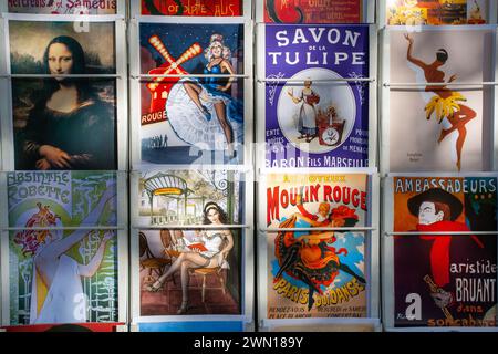 Vintage-Plakate und Werbung zum Verkauf in einem traditionellen Bücherstand in Paris Stockfoto