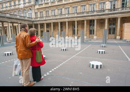 Rückansicht eines jungen Paares , der auf den Innenhof des Palais Royal in Paris , Frankreich , blickt . Stockfoto