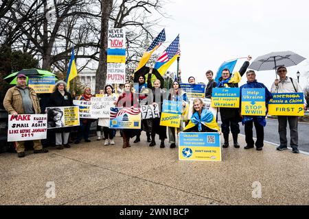 Washington, Usa. Februar 2024. Menschen, die für Hilfe für die Ukraine demonstrieren, durch die Passage des Kongresses des Nationalen Sicherheitszusatzes, im US-Kapitol. (Foto: Michael Brochstein/SIPA USA) Credit: SIPA USA/Alamy Live News Stockfoto