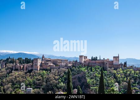 GRANADA, SPANIEN: 25. MÄRZ 2023: Panoramablick auf die Alhambra in Granada an einem klaren Frühlingstag, ein Palast und eine Festung, die bis heute einer der Stockfoto