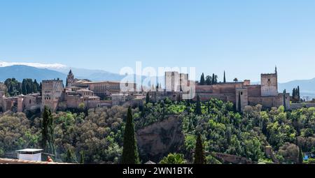 GRANADA, SPANIEN: 25. MÄRZ 2023: Panoramablick auf die Alhambra in Granada an einem klaren Frühlingstag, ein Palast und eine Festung, die bis heute einer der Stockfoto